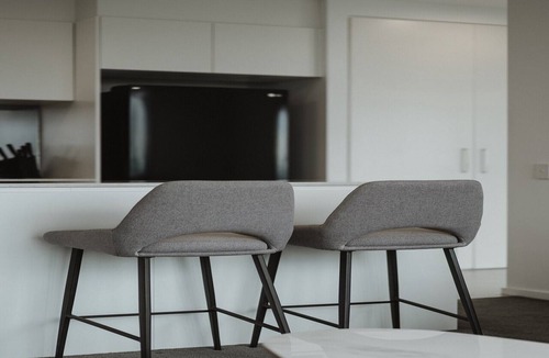 Belconnen Apartment | Panoramic Lake View 2-Bed with Pool,