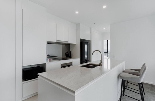 Belconnen Apartment | Panoramic Lake View 2-Bed with Pool,