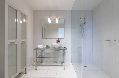 Chinatown Apartment | Panoramic views of Melbourne from Luxury CBD Suite