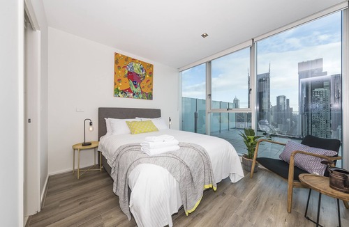 Chinatown Apartment | Panoramic views of Melbourne from Luxury CBD Suite