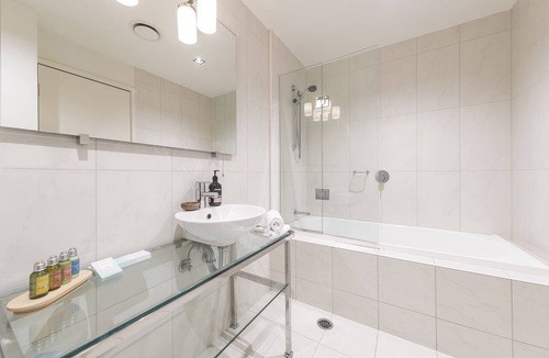 Chinatown Apartment | Panoramic views of Melbourne from Luxury CBD Suite