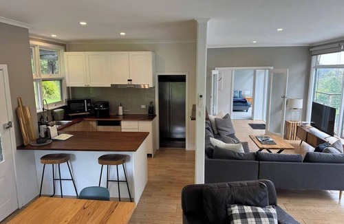 Warburton House | Panoramic views - outdoor bathhouse - walk to town