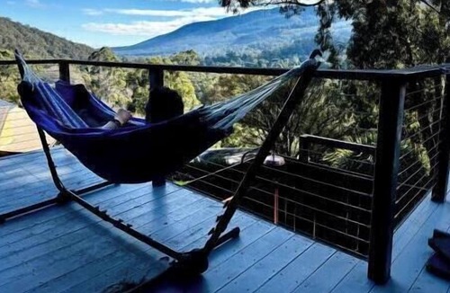 Warburton House | Panoramic views - outdoor bathhouse - walk to town