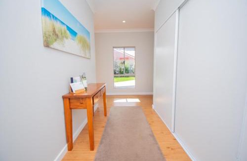 Little Grove House | Paperbark Retreat - Spacious 2 Family Accommodation