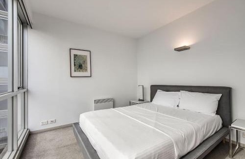 East Melbourne Apartment | Parade Place - A Central Balcony Stay