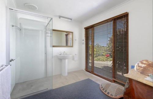 Toorloo Arm House | Paradise Point, beautiful and secluded, ocean views, 800m lake frontage