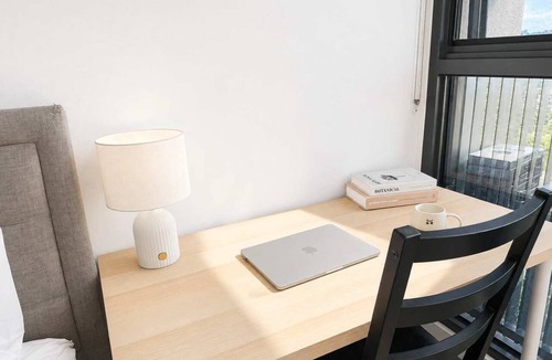 Parkville House | Park Life beside City and Zoo, Queen and Sofa Bed