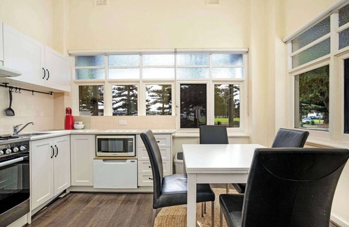 Glenelg Apartment | Parkfront Ground Floor Apartment Near Glenelg Beach