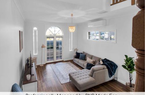 Wagga Wagga House | Parkham - CBD, Elegant Townhouse