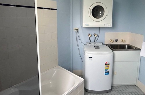 Jindabyne Apartment | Parkwood 4 - ground floor studio, walking distance to shops and cafes