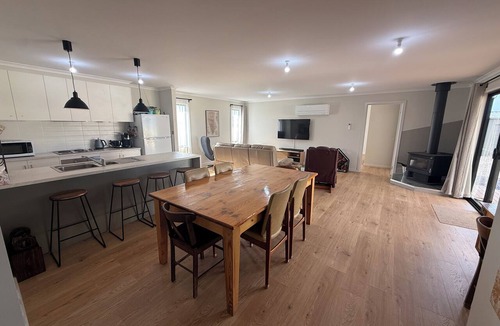 Melville House | Parsee Escape-close to Sultana Point Beach! Dog Friendly! Free WiFi!