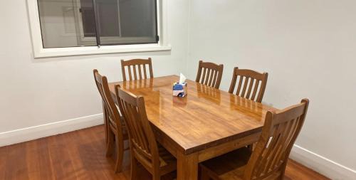 Pascoe Vale South House | Pascoe Peak Cottage -Stay Near Shops and transport