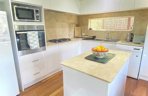 Port Macquarie House | Paws n Relax - Pet friendly, walk to off leash beach and cafes