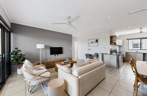 Rosebery Apartment | Peaceful 2-Bed Apartment with Private BBQ Balcony