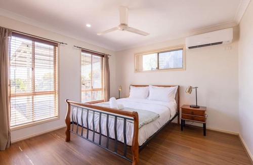 Springfield House | Peaceful 4B2B Sweet Home w Backyard at Springfield