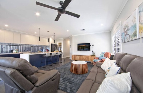 Mannering Park House | Peaceful 4BDRM Retreat | Lake Access I BBQ