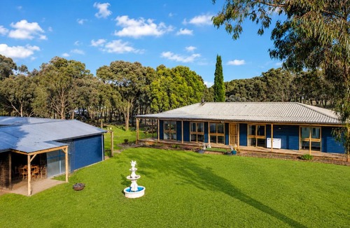 Stawell House | Peaceful 6-Acre Grampians Ridge Retreat Sleeps 10