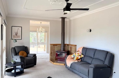 Stawell House | Peaceful 6-Acre Grampians Ridge Retreat Sleeps 10