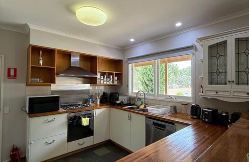 Stawell House | Peaceful 6-Acre Grampians Ridge Retreat Sleeps 10