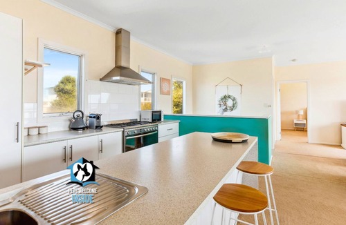 Goolwa Beach House | Peaceful Beachside Getaway with Two Living Areas – Sleeps 9