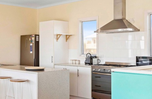 Goolwa Beach House | Peaceful Beachside Getaway with Two Living Areas – Sleeps 9