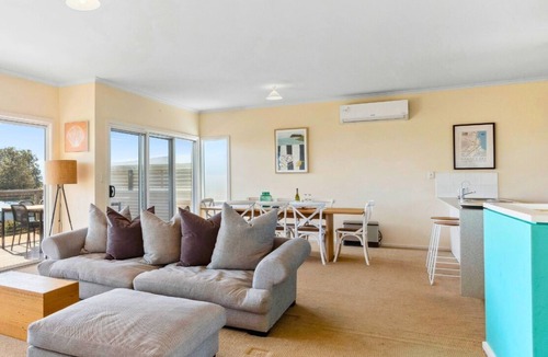 Goolwa Beach House | Peaceful Beachside Getaway with Two Living Areas – Sleeps 9