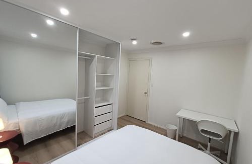 Merrylands House | Peaceful Queen Room with AC & Heating - NM6