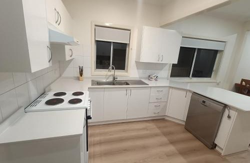 Merrylands House | Peaceful Queen Room with AC & Heating - NM6