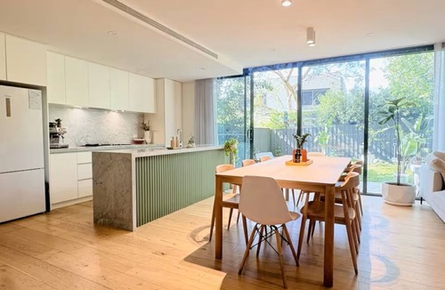 Hawthorn East House | Peaceful Retreat 4BR with Direct Tram to City & Arenas