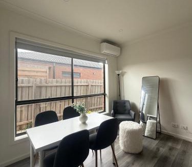 Wyndham Vale House | Peaceful Room in Wyndham Vale for Stay