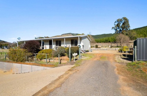 Bright Apartment | Peaceful self-contained unit. Perfect home base for work or get away