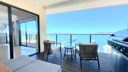 Koolewong House | Peaceful Waterfront Retreat with Private Jetty Near Train