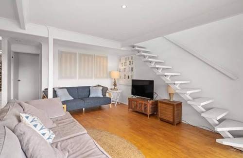 Copacabana House | Peacefully Uphill 2-bed Home with Gorgeous Seaview