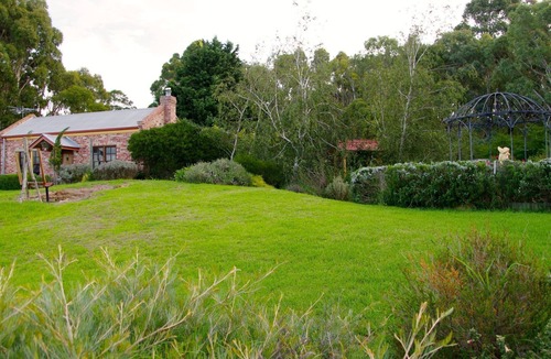 Inman Valley Cottage | Pear Tree Hollow Cottage. For couples who love nature.