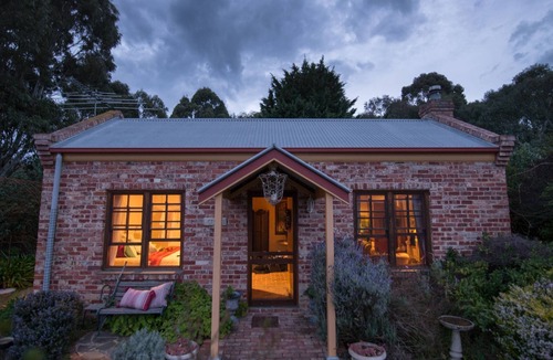 Inman Valley Cottage | Pear Tree Hollow Cottage. For couples who love nature.