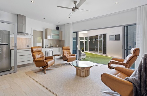 Port Lincoln House | Pearl on Calais | Premium 4BR · Indoor Pool, Beach access & Theatre