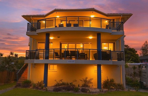 Forster House | Pebbly Beach Estate | Sleeps 18