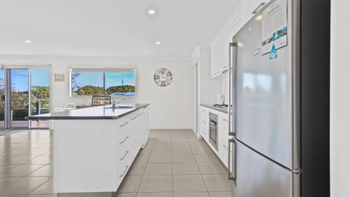 Lakes Entrance House | Pelican House - Modern Family Retreat
