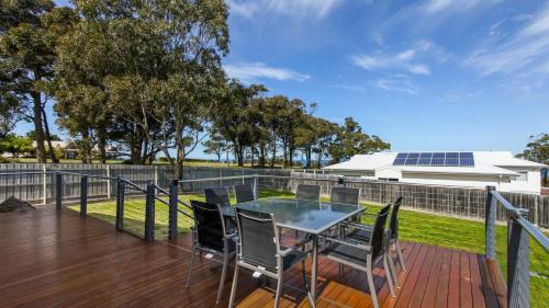 Lakes Entrance House | Pelican House - Modern Family Retreat