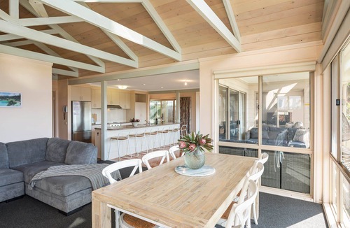 Merimbula Cabin | Pelican Lake House - 4 bedroom pet friendly