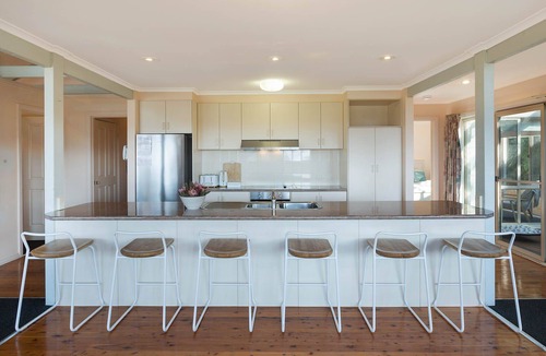 Merimbula Cabin | Pelican Lake House - 4 bedroom pet friendly