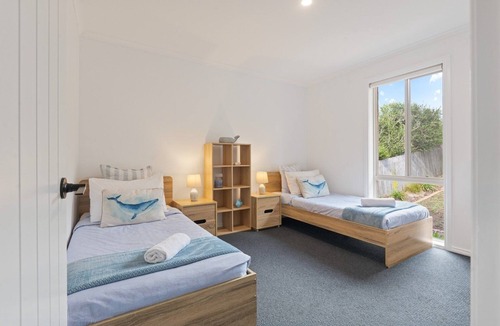Merimbula Cabin | Pelican Lake House - 4 bedroom pet friendly