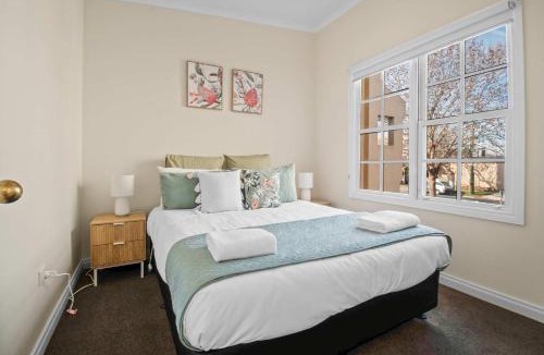 Wagga Wagga House | Pembroke - CBD, Elegant & Character Filled Stay