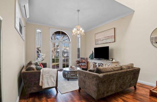 Wagga Wagga House | Pembroke - CBD, Elegant & Character Filled Stay