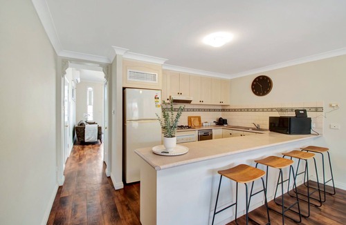 Wagga Wagga House | Pembroke. Character CBD Home. Pet Friendly.