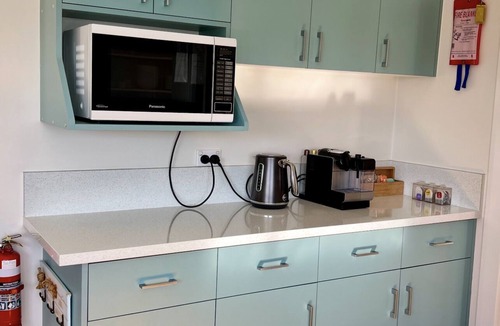 Penguin House | Penguin Beach House - STUNNING OCEAN VIEWS. 4 minute walk into heart of town.