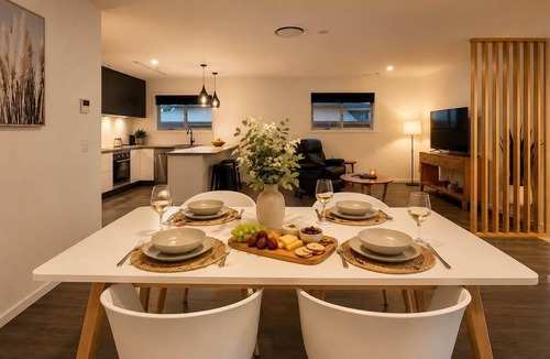 Warrane House | Pepperberry Villa | 2BR 2BA Garage 10min CBD
