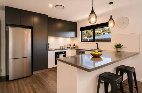 Warrane House | Pepperberry Villa | 2BR 2BA Garage 10min CBD