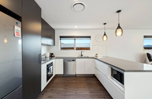 Warrane House | Pepperberry Villa | 2BR 2BA Garage 10min CBD