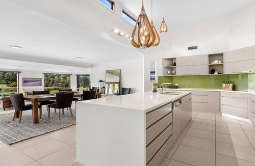 Pokolbin House | PEPPERTREE PONDS - THE VINTAGE HOLIDAY HOUSES